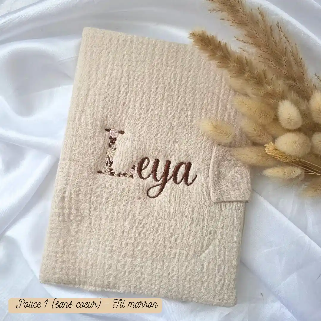 Protège carnet de santé personnalisé en Gaze de coton brodé du prénom leya en marron