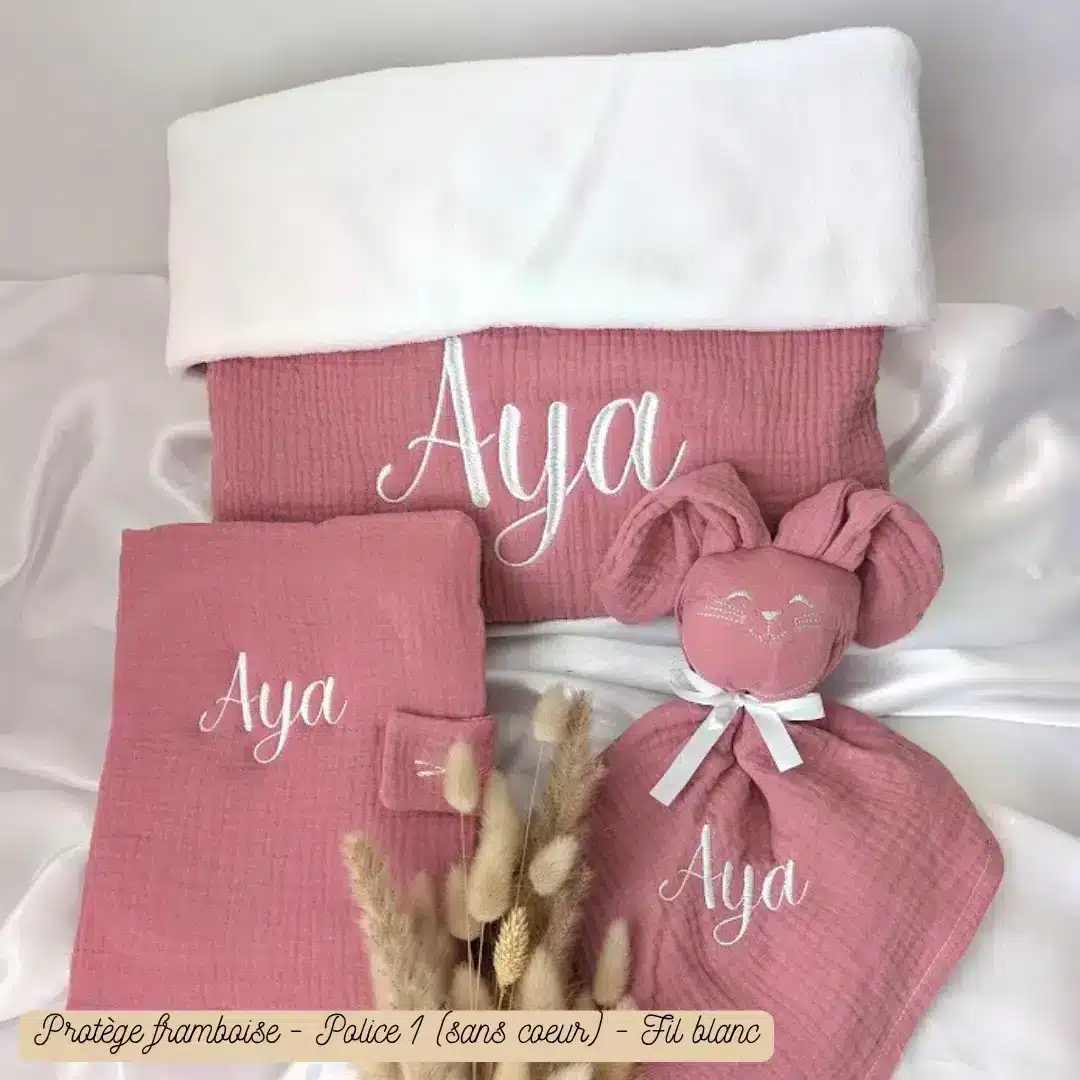 Coffret bébé personnalisé d'une broderie prénom et composé d'un plaid d'un doudou et d'un protege carnet de santé ideal pour un cadeau