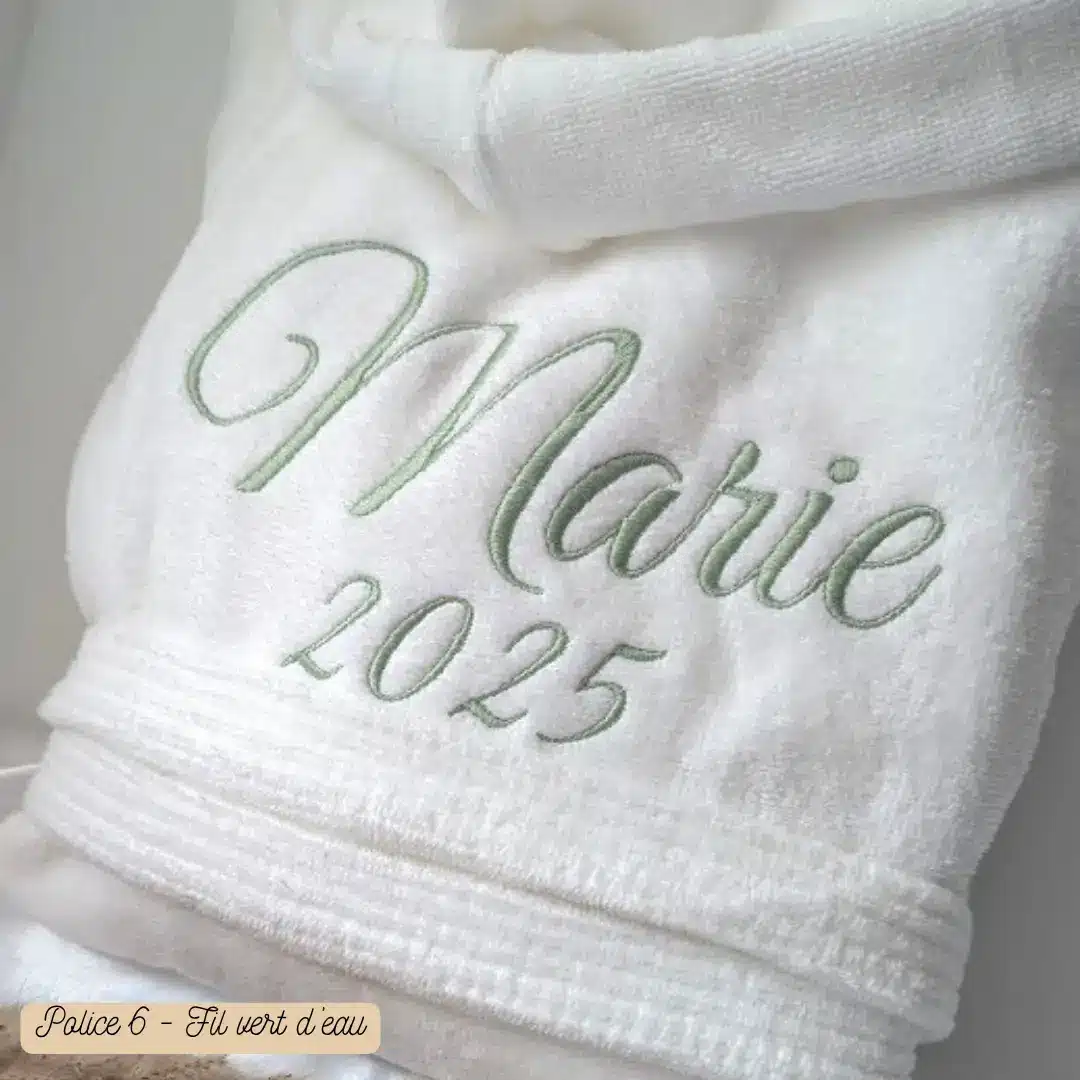 Peignoir de bain personnalisé (2) peignoir de bain blanc brodé d'un prénom idéal pour un cadeau personnalisé