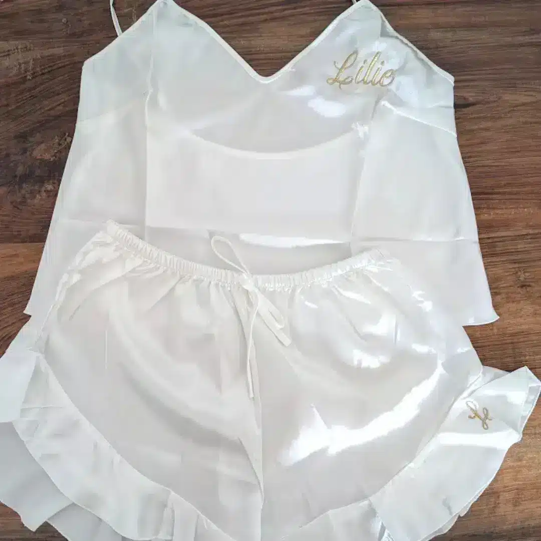 pyjama en satin pour femme personnalisé brodé d'un prénom parfait pour un cadeau