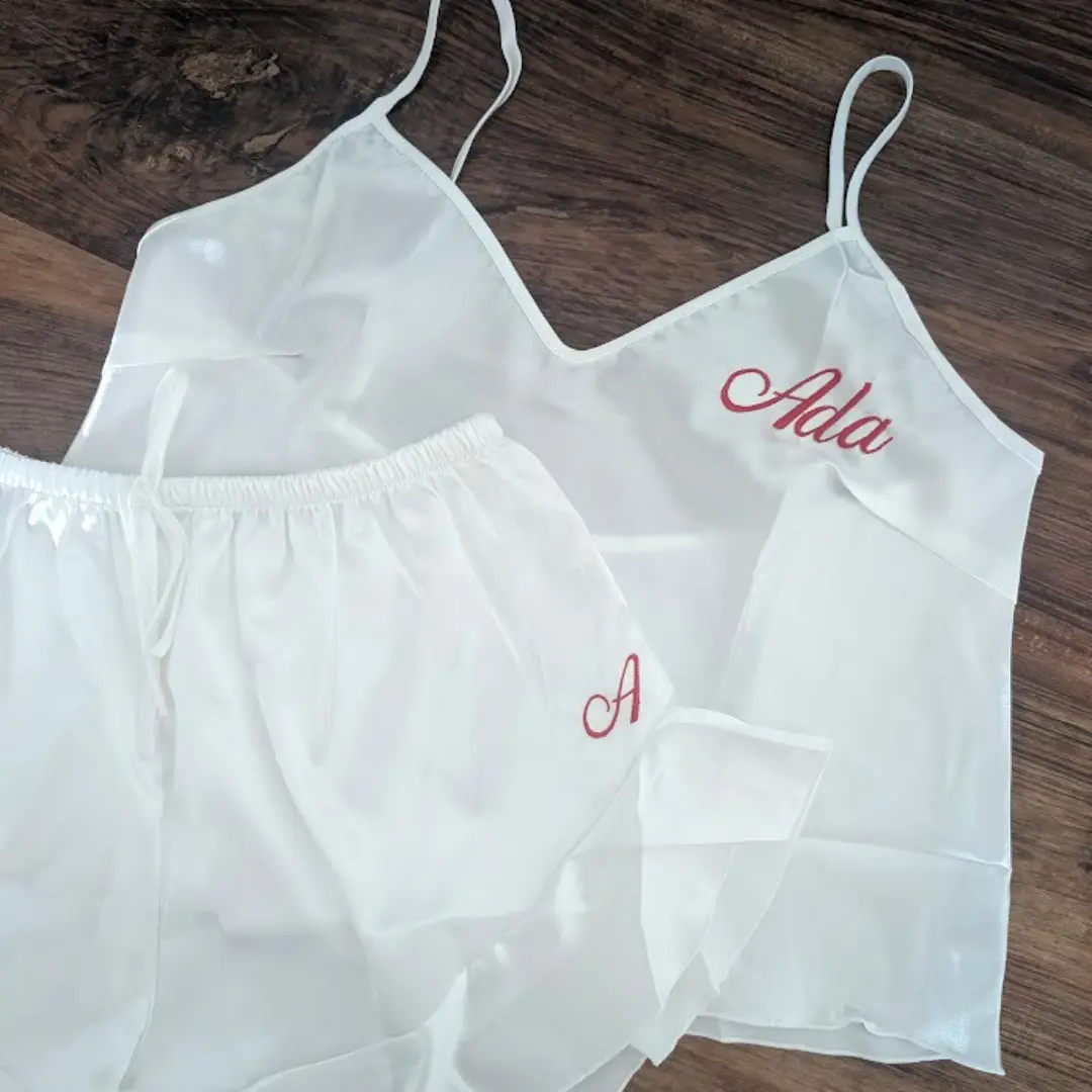Pyjama en satin personnalisé (3) pyjama en satin pour femme personnalisé brodé d'un prénom parfait pour un cadeau