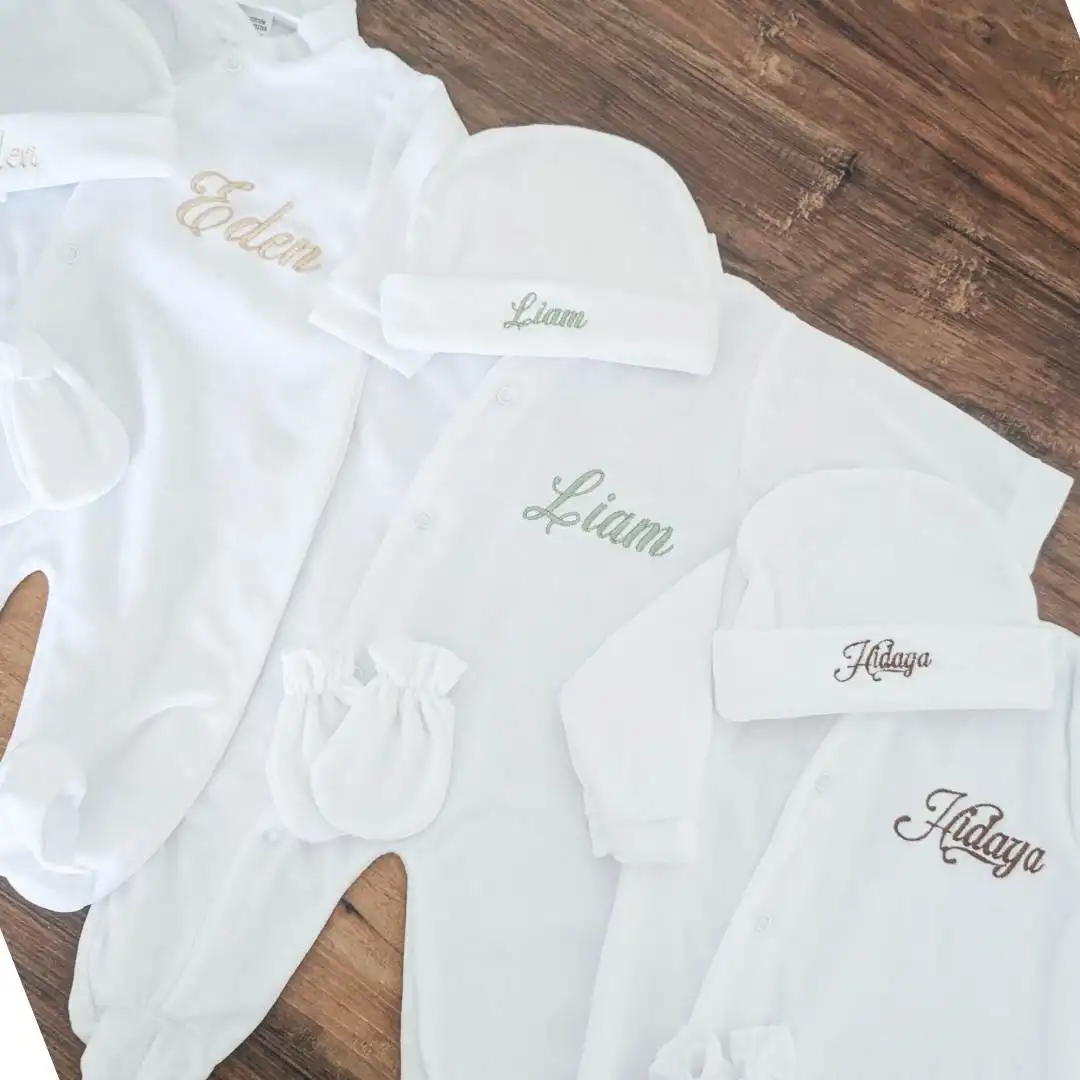 kit de naissance personnalisé, composé d'un pyjama personnalisé d'un bonnet et d'une paire de moufle brodé du prénom Liam