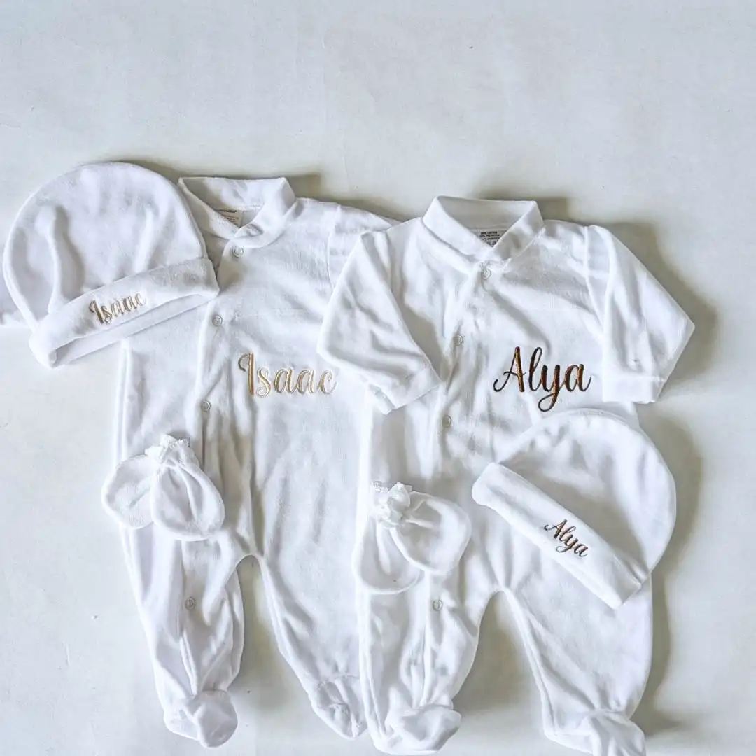 kit naissance personnalisé en velours (3) kit de naissance personnalisé, composé d'un pyjama personnalisé d'un bonnet et d'une paire de moufle brodé du prénom Isaac
