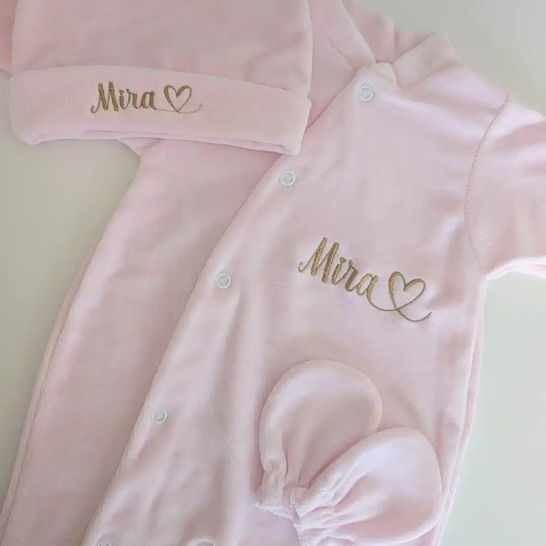 kit naissance personnalisé en velours (4) kit de naissance personnalisé, composé d'un pyjama personnalisé d'un bonnet et d'une paire de moufle brodé du prénom Mira