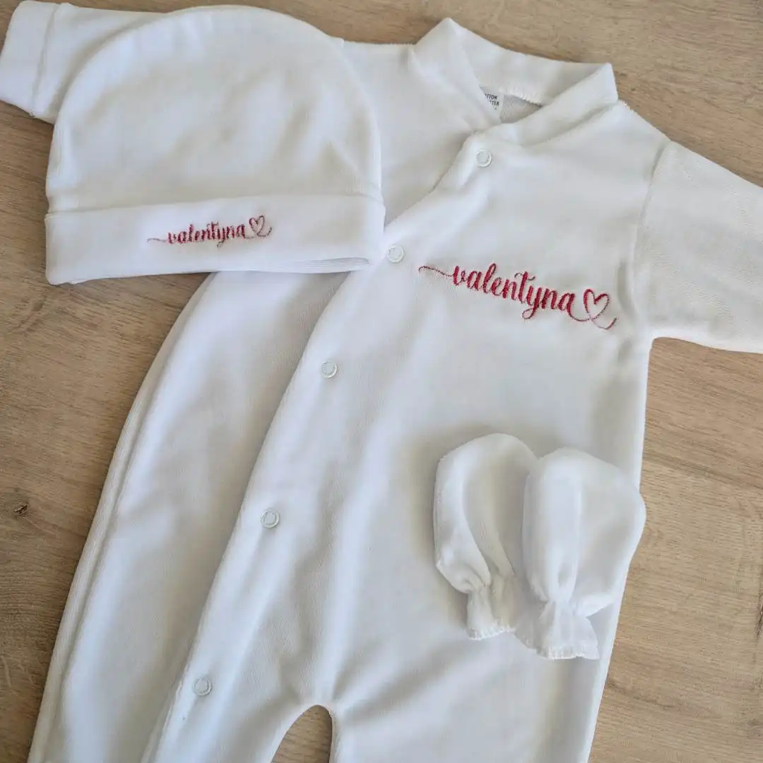 kit naissance personnalisé en velours (6) kit de naissance personnalisé, composé d'un pyjama personnalisé d'un bonnet et d'une paire de moufle brodé du prénom Valentine