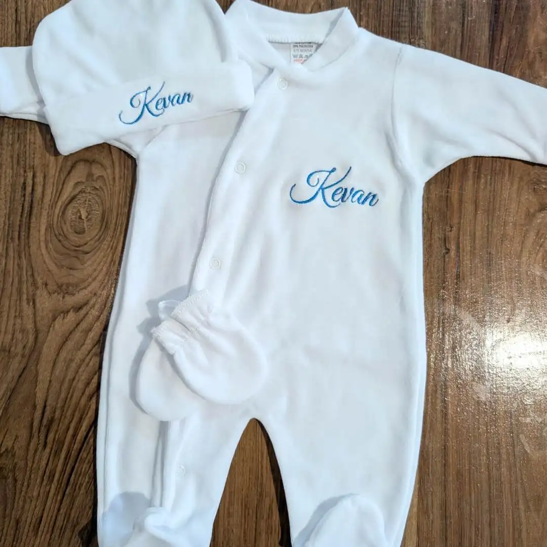 kit naissance personnalisé en velours (8) kit de naissance personnalisé, composé d'un pyjama personnalisé d'un bonnet et d'une paire de moufle brodé du prénom Kevan