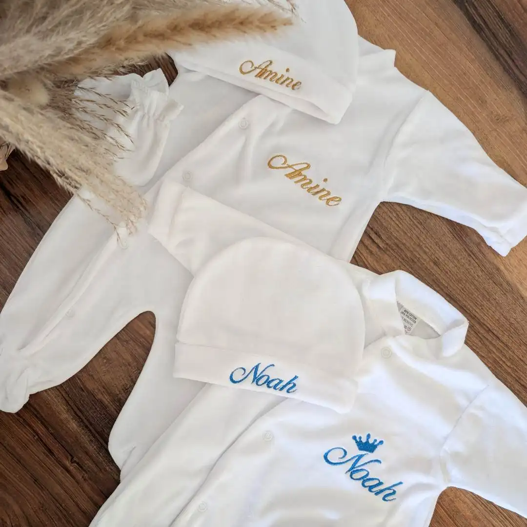 kit de naissance personnalisé, composé d'un pyjama personnalisé d'un bonnet et d'une paire de moufle brodé du prénom Amine