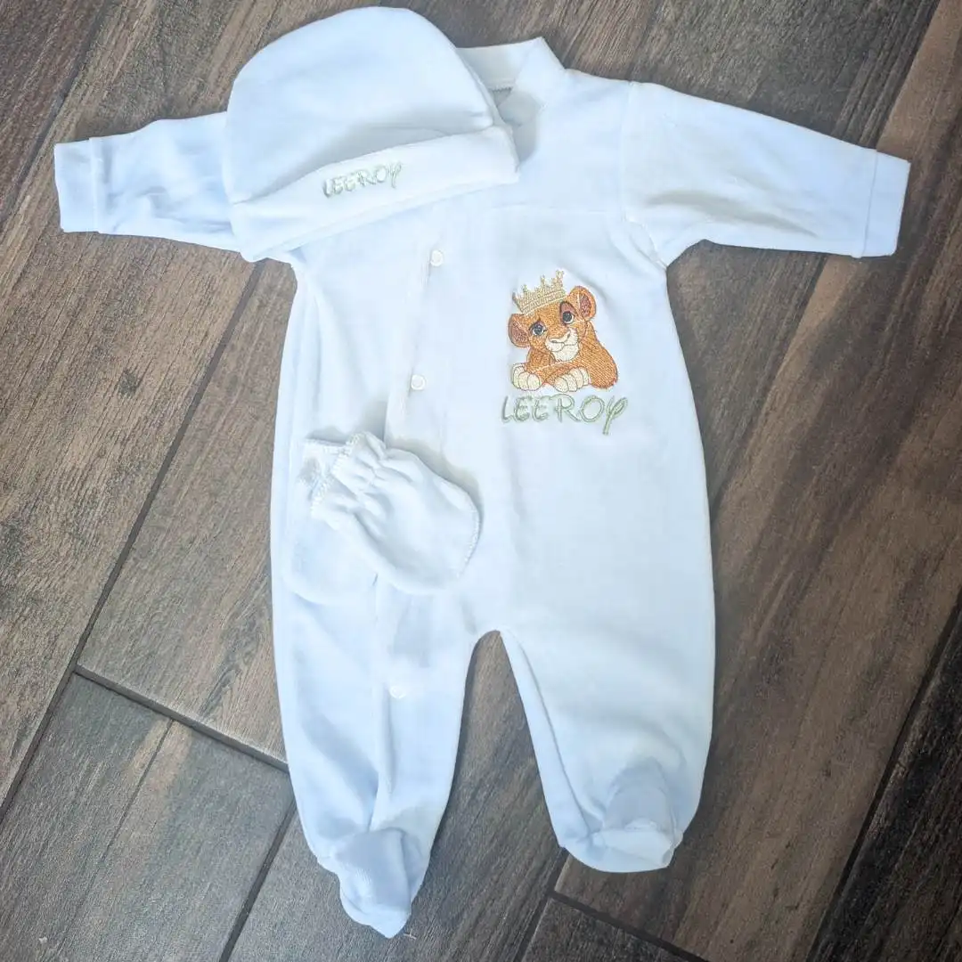 kit naissance personnalisé en velours kit de naissance personnalisé, composé d'un pyjama personnalisé d'un bonnet et d'une paire de moufle brodé du prénom Leeroy
