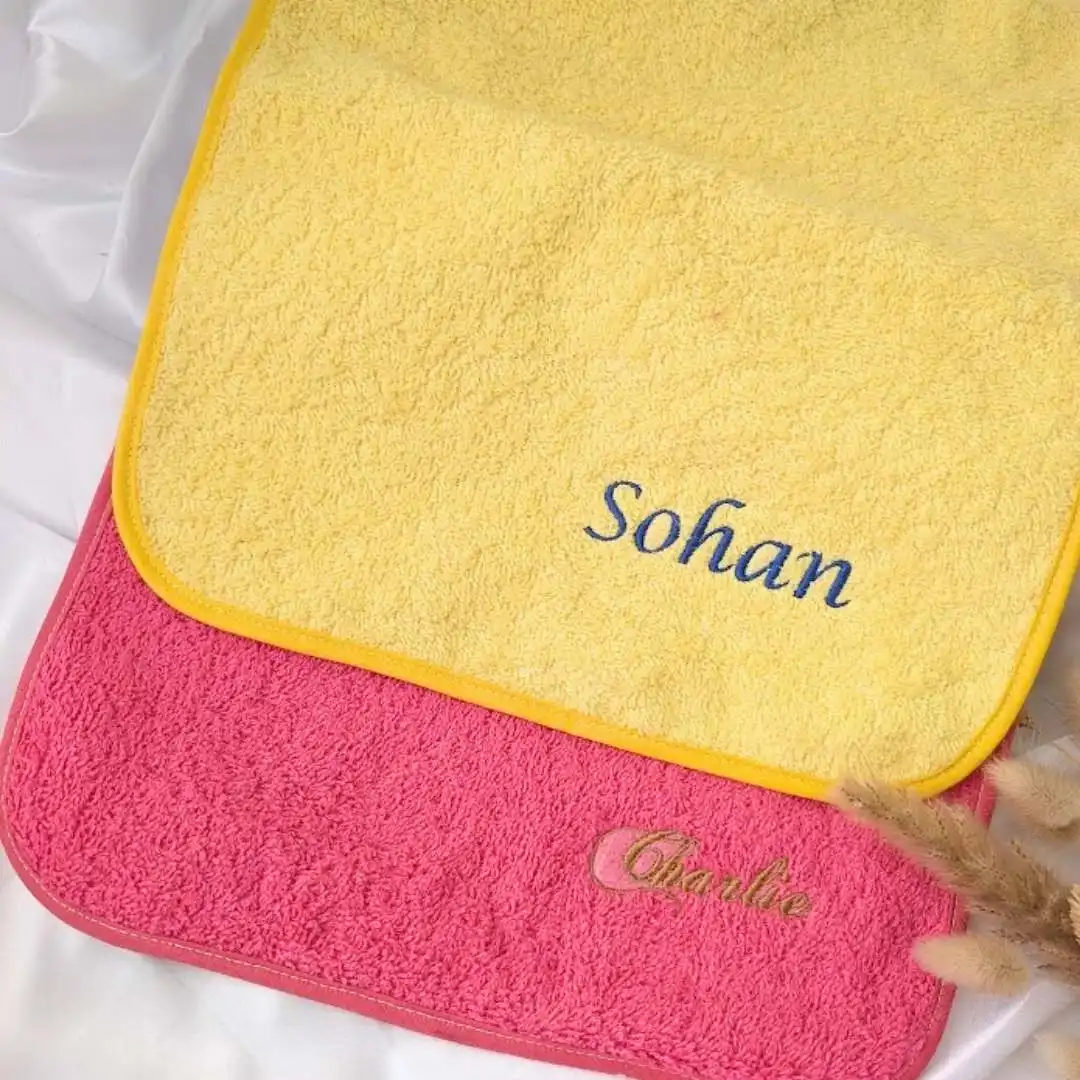serviette de cantine personnalisé (2) serviette de cantine personnalisé pour maternelle jaune et rose brodé du prénom charlie et sohan