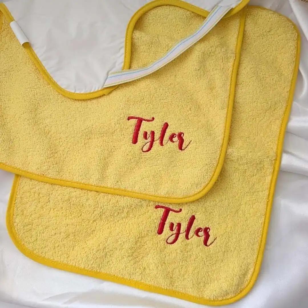 serviette de cantine personnalisé (3) serviette de cantine personnalisé pour maternelle jaune brodé du prénom Tyler en rouge