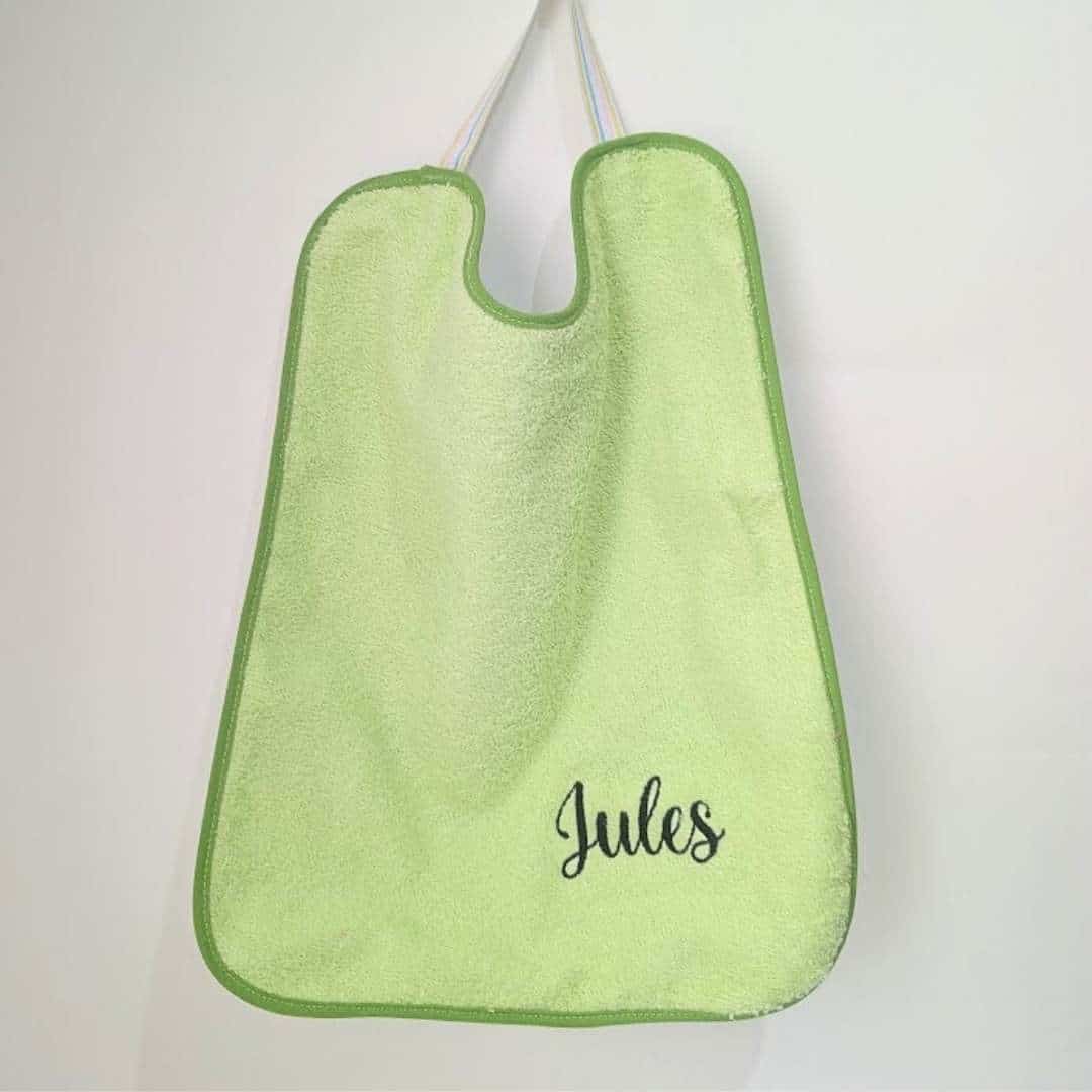 serviette de cantine personnalisée serviette de cantine personnalisé pour maternelle vert brodé du prénom Jules en noir