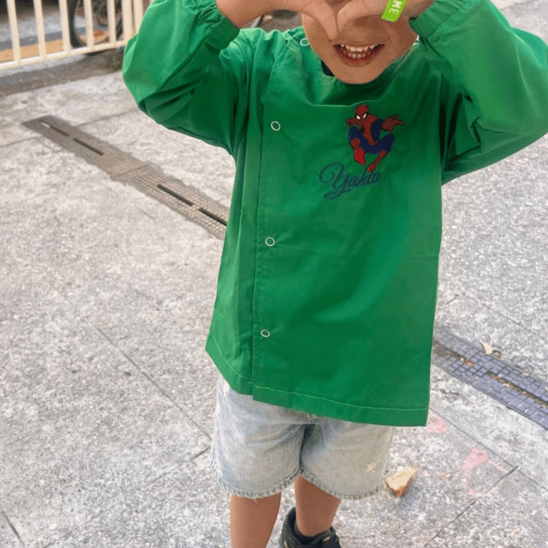 Blouse maternelle vert garçon en tissus personnalisé Blouse maternelle / Tablier d'école en tissus vert pour fille et garçon personnalisé dans notre atelier à Nice