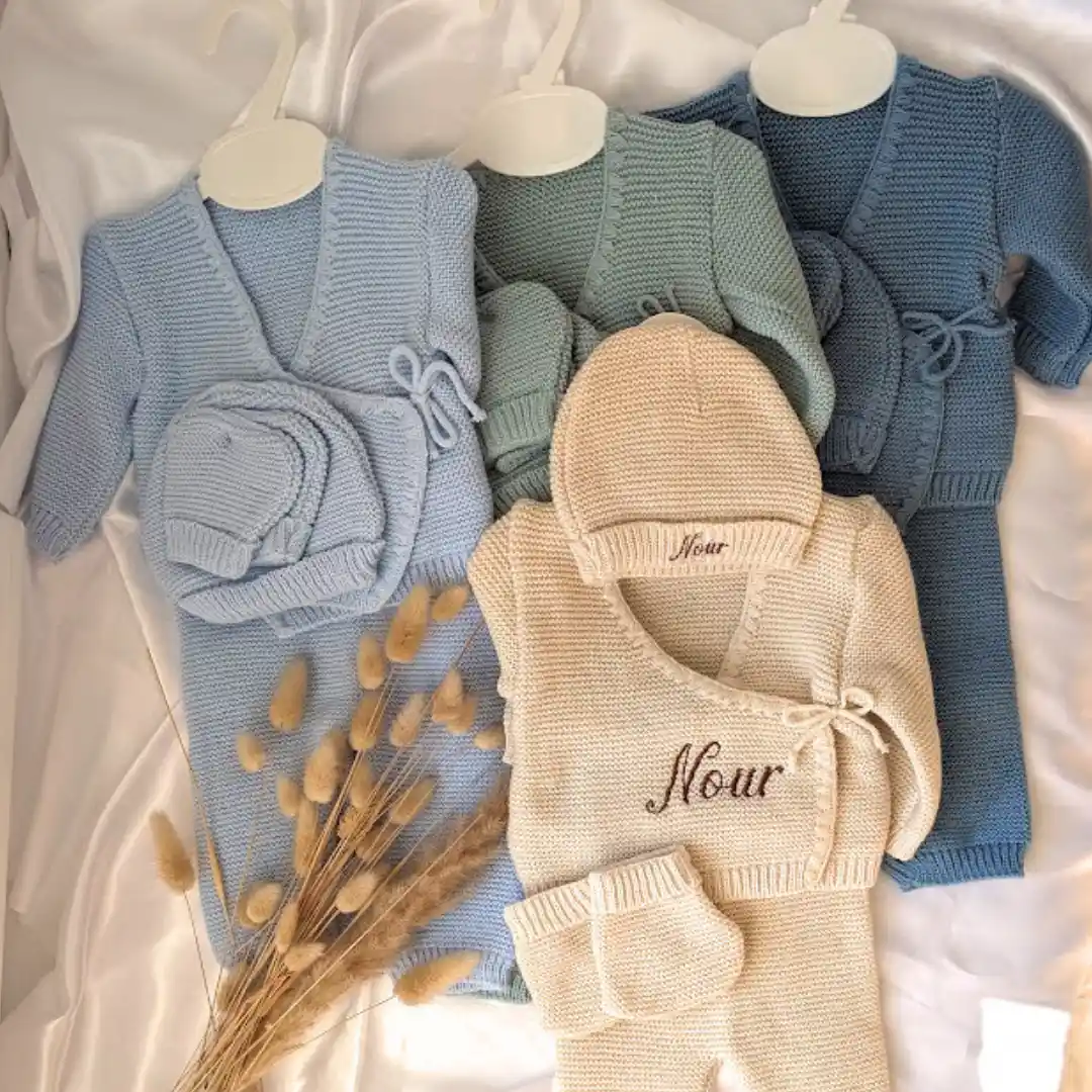 Ensemble naissance bébé en tricot personnalisé ensemble de naissance en tricot pour bébé brodé d'un prénom personnalisé pour fille et garçon cadeau parfait pour une naissance