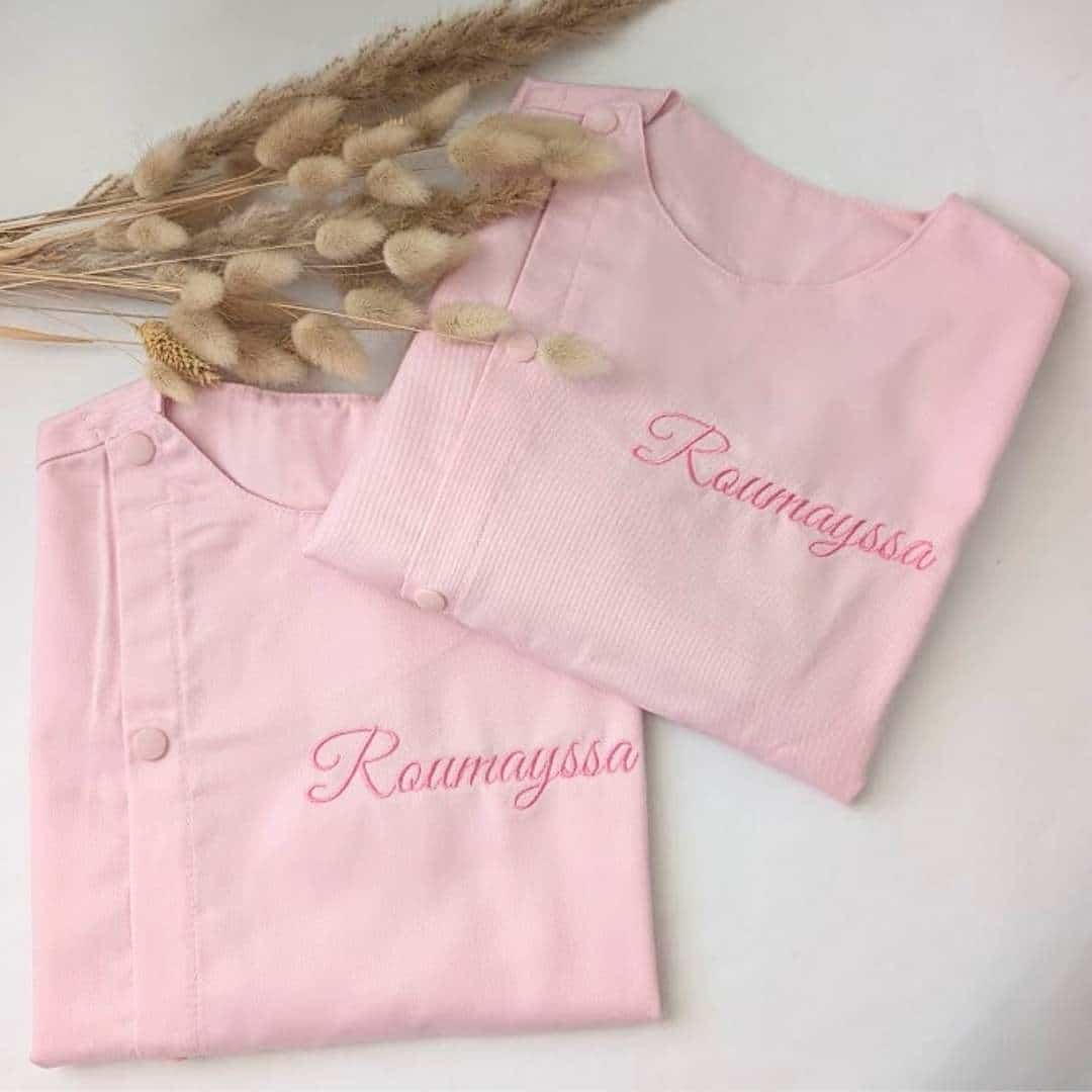 tablier ecole rose(7) Tablier en tissus pour école maternelle couleur rose modèle manches longue pour filles brodé du prénom en rose
