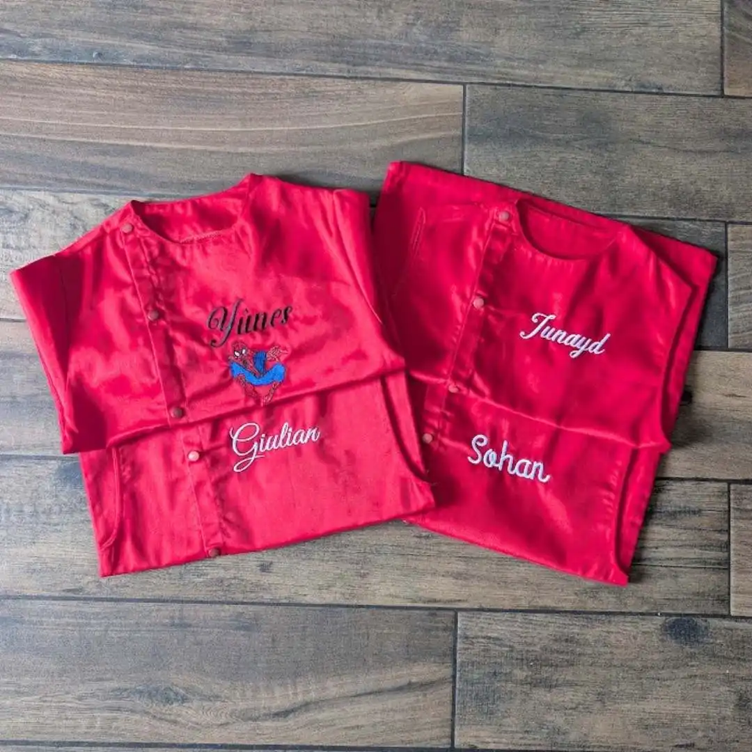 tablier maternelle rouge (2) Tablier en tissus pour école maternelle couleur vert modèle manches longues pour fille et garçon brodé du prénom