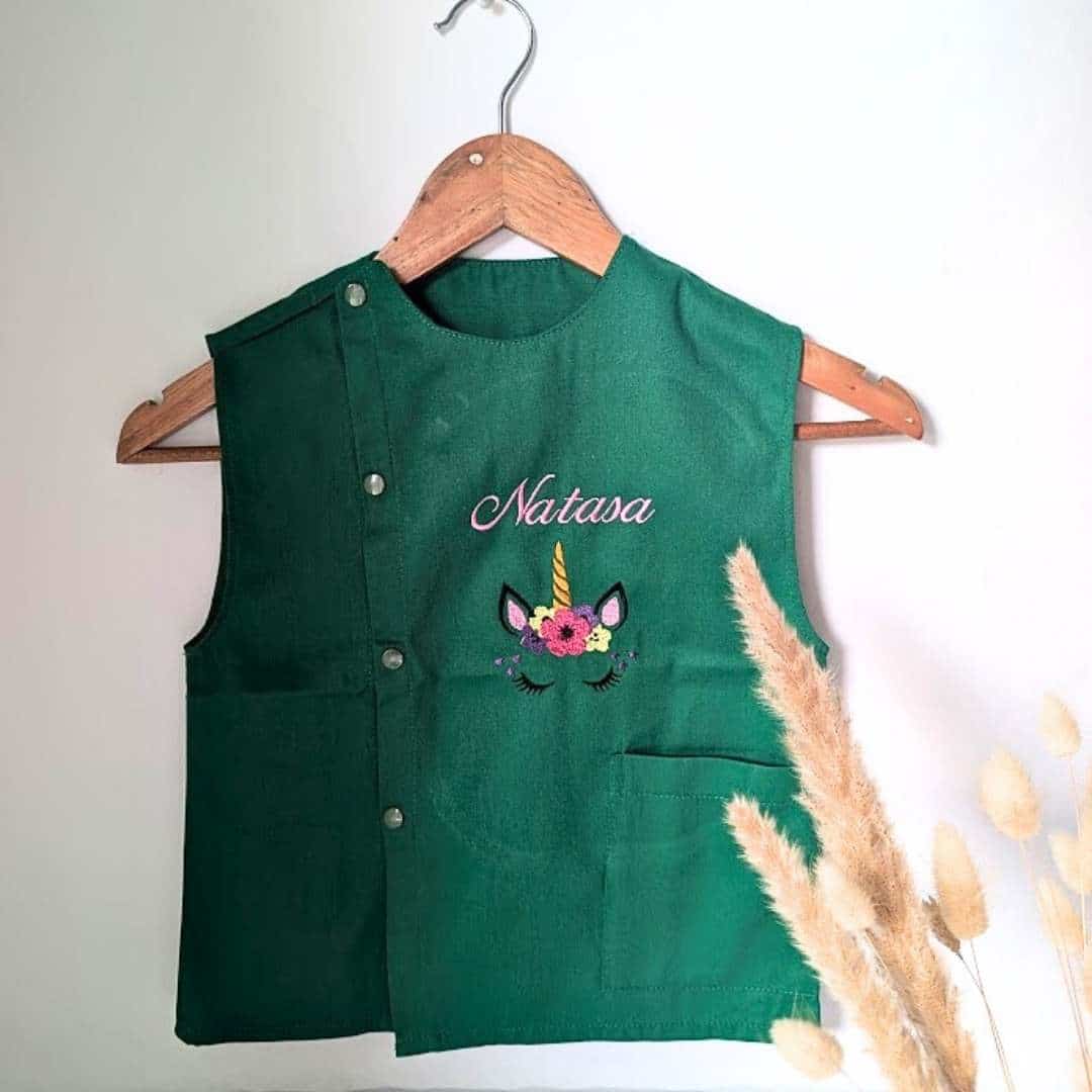 tablier maternelle vert personalisé (10) Tablier en tissus pour école maternelle couleur vert modèle sans manches pour fille brodé du prénom Natasia en violet