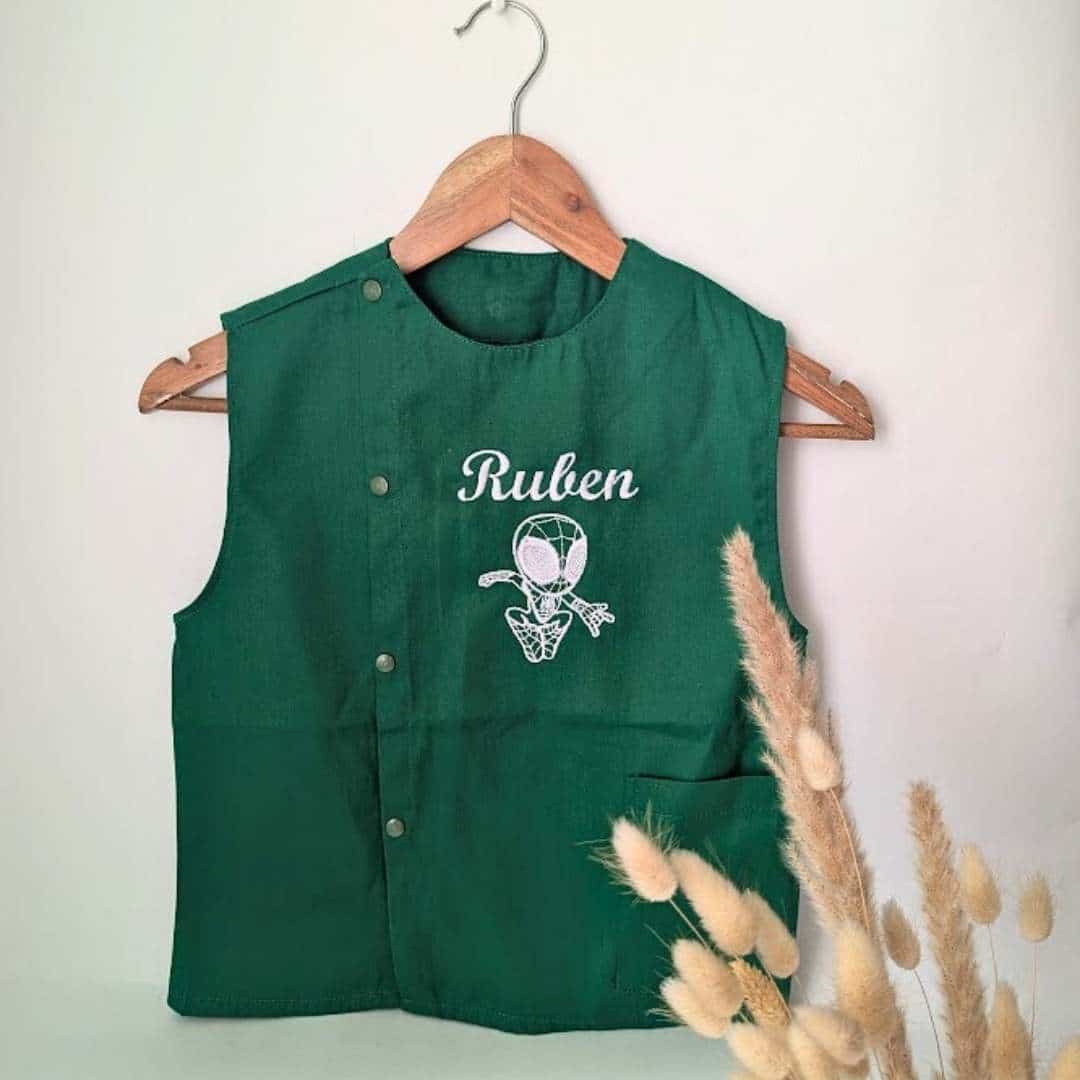 tablier maternelle vert personalisé (11) Tablier en tissus pour école maternelle couleur vert modèle sans manche pour garçon brodé du prénom Ruben en blanc