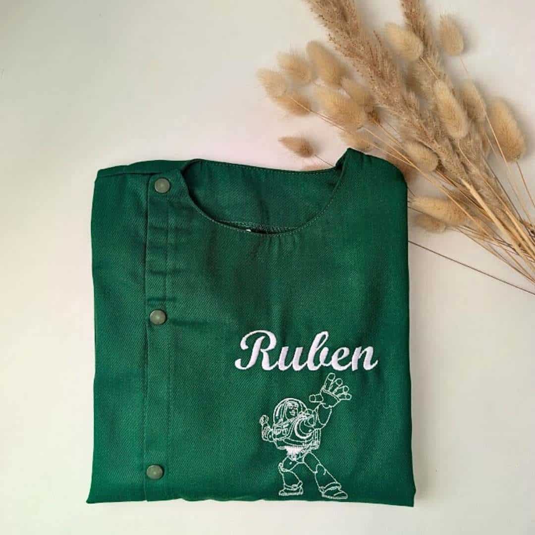 tablier maternelle vert personalisé (12) Tablier en tissus pour école maternelle couleur vert modèle manches longues pour garçon brodé