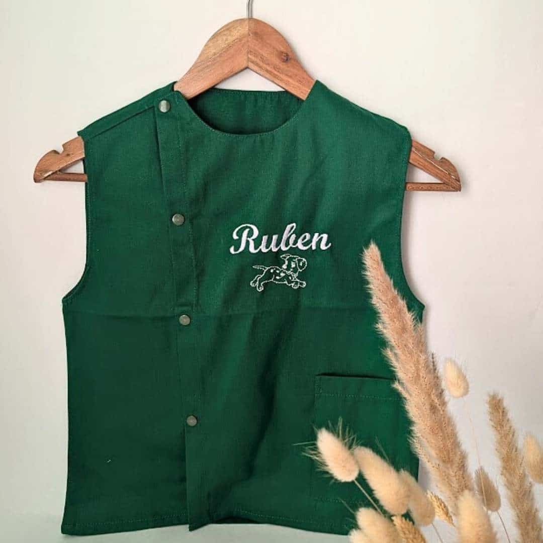 tablier maternelle vert personalisé (7) Tablier en tissus pour école maternelle couleur vert modèle sans manche pour garçon brodé du prénom en blanc
