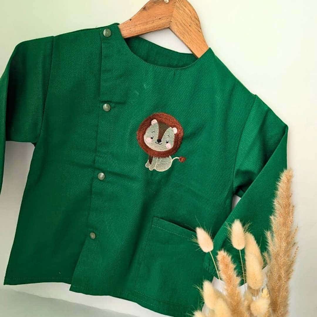 tablier maternelle vert personalisé (8) Tablier en tissus pour école maternelle couleur vert modèle manches longues pour brodé d'un petit lion