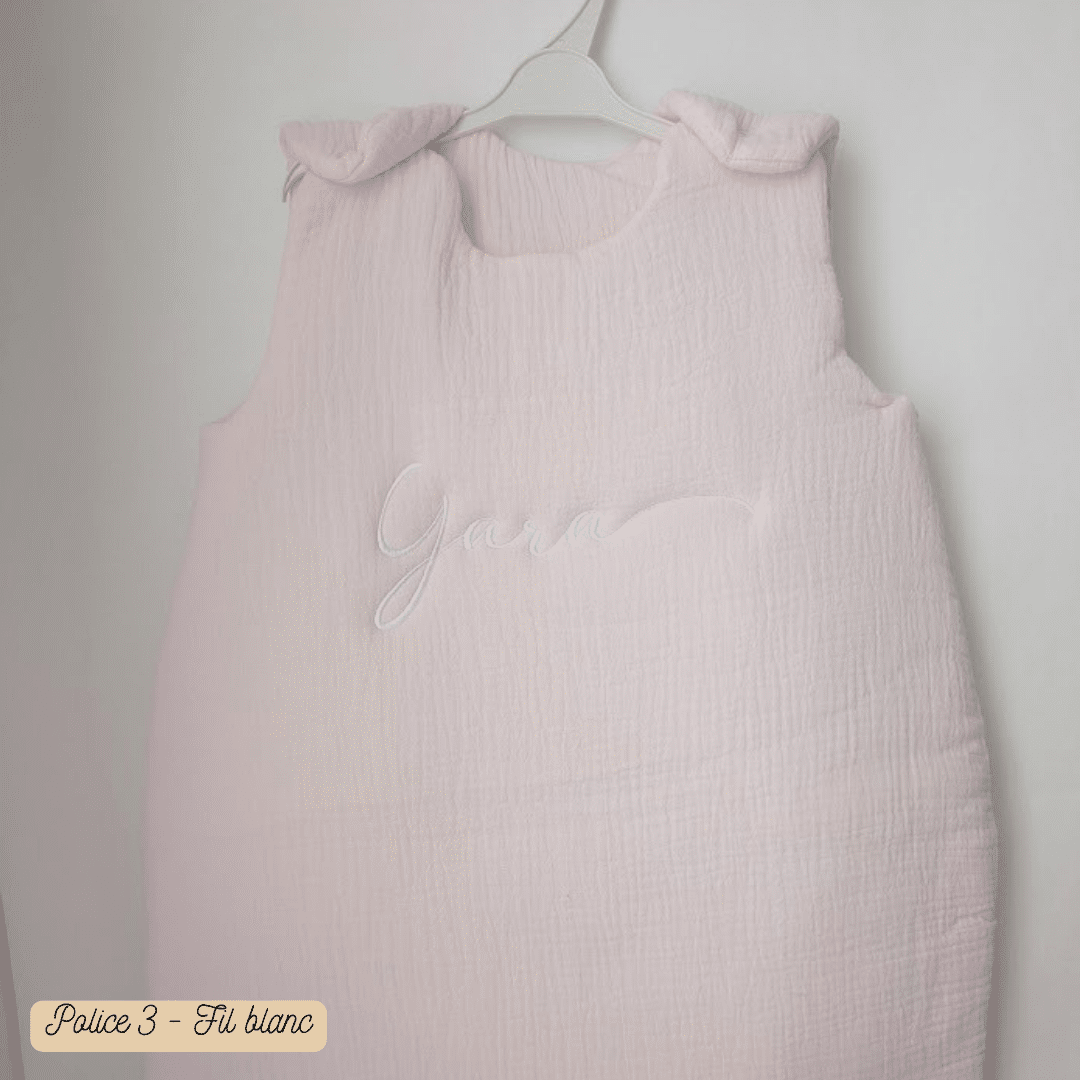 Gigoteuse personnalisée _ Gaze de coton (5) gigoteuse rose pour bébé brodé du prénom en blanc