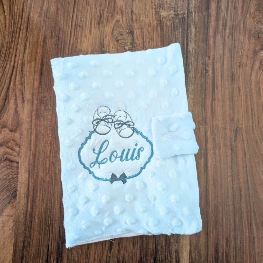 Protège carnet de santé personnalisé disney Protège carnet de santé personnalisé d'une broderie Louis en bleu modèle garçon