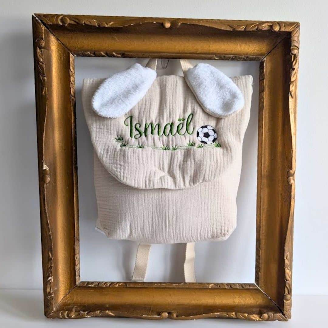 Sac à dos personnalisé enfant de maternelle beige brodé d'un ballon de foot et d'un prénom en vert
