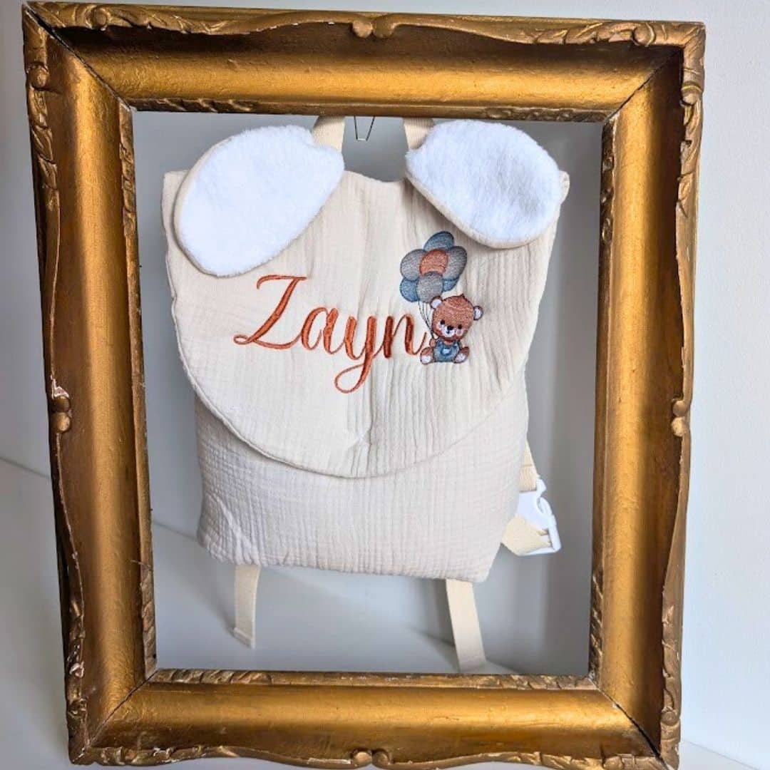 Sac à dos pour enfant personnalisé en gaze de coton beige avec des oreilles de lapin en velours brodé d'un prénom et d'un petit ourson