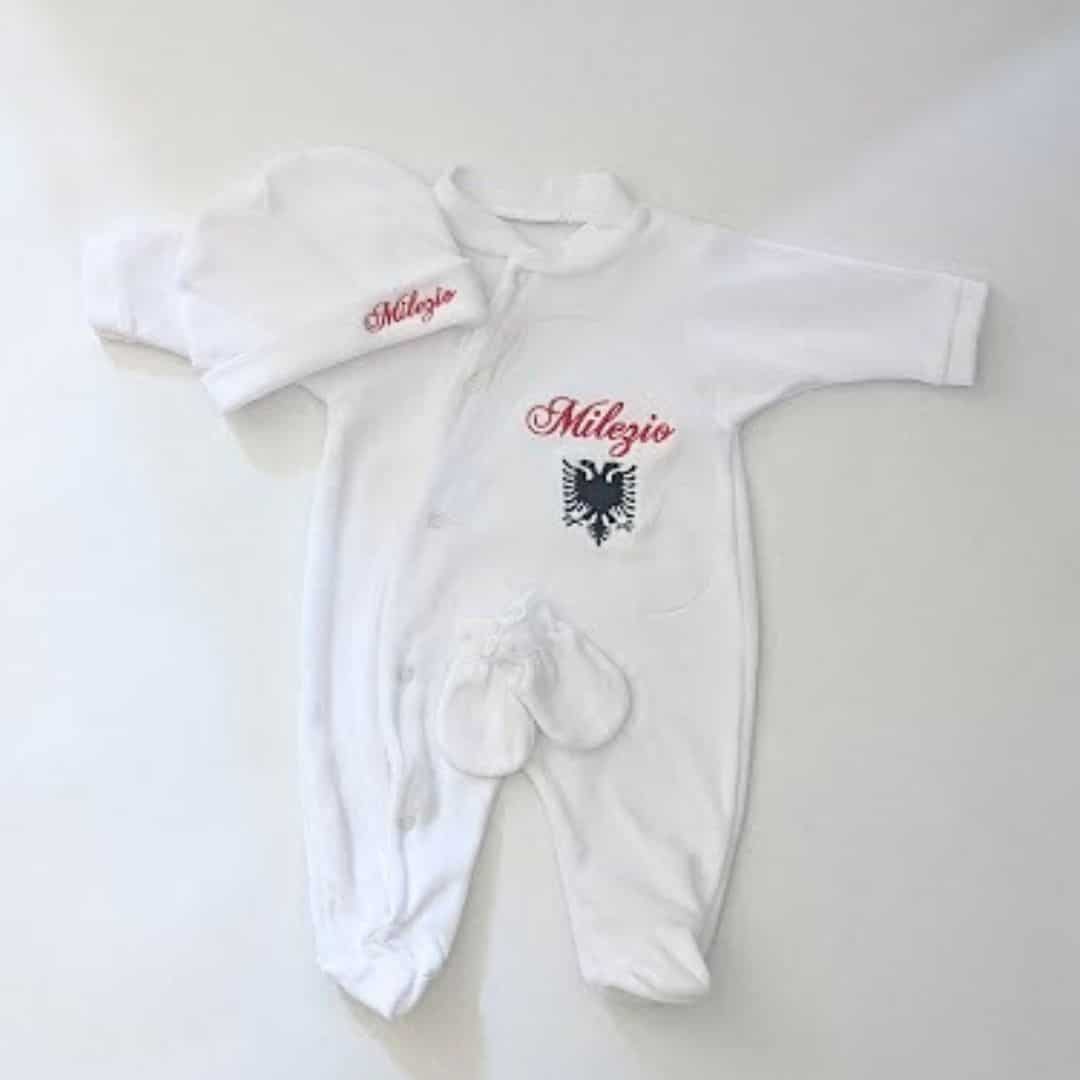 kit naissance personnalisé en velours kit naissance personnalisé en velours composé d'un pyjama d'un bonnet et d'une paire de mouffle personnalisé d'un prénom
