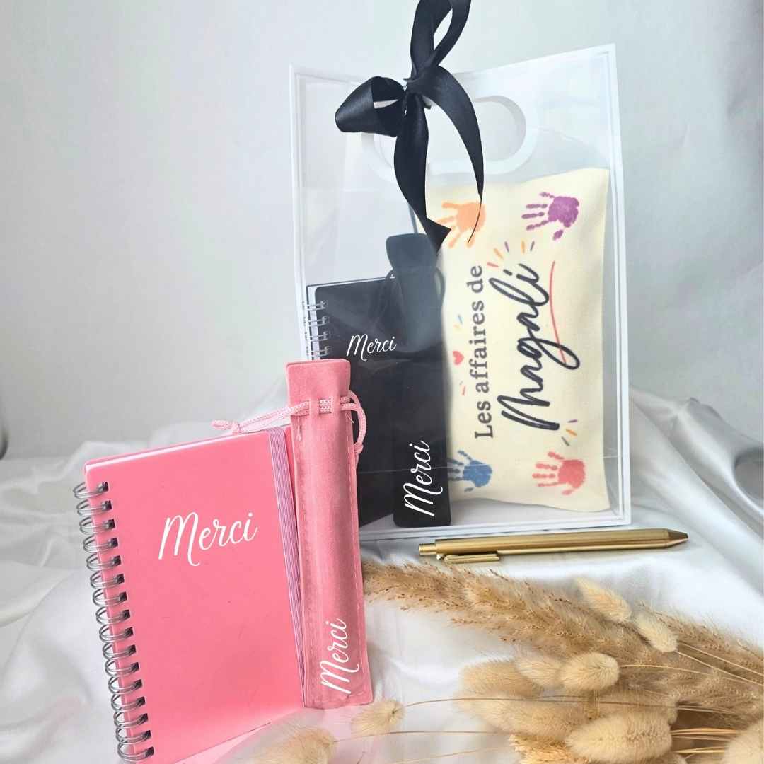 Cadeau maitresse personnalisé contenant une trousse personnalisée, un carnet et une housse en velours pour stylo
