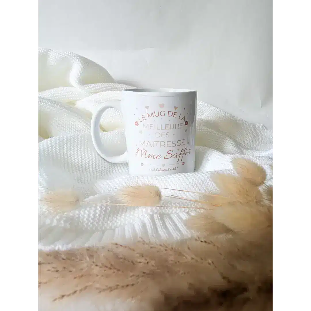tasse personnalisé avec inscription le mug de la meilleure des maitresses Mme Saffer c'est Lola qui l'a dit !