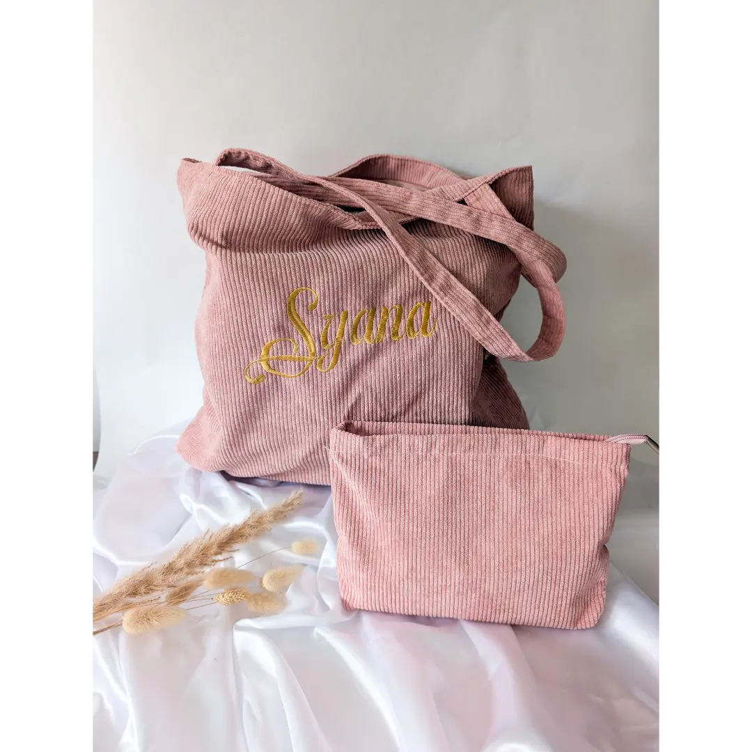 tote bag premium tote bag personnalisé en velours cotelet brodé du prénom Syana en doré accompagné de sa trousse assortie