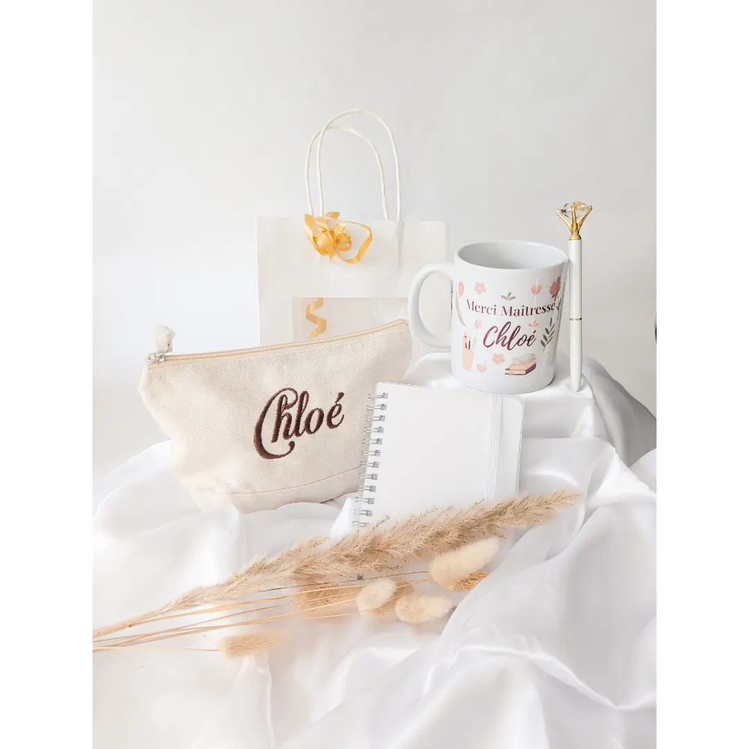 cadeau maitresse original coffret cadeau maitresse original mug personnalisé avec trousse en coton naturel brodé d'un prénom avec un carnet A6 et un stylo diamant