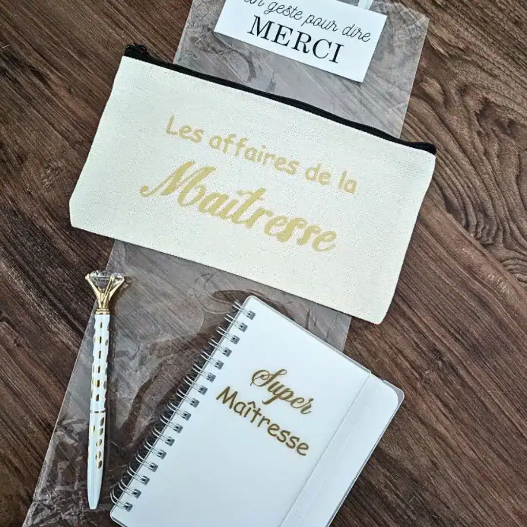 kit cadeau maîtresse contenant une trousse en coton un carnet et un stylo diamant