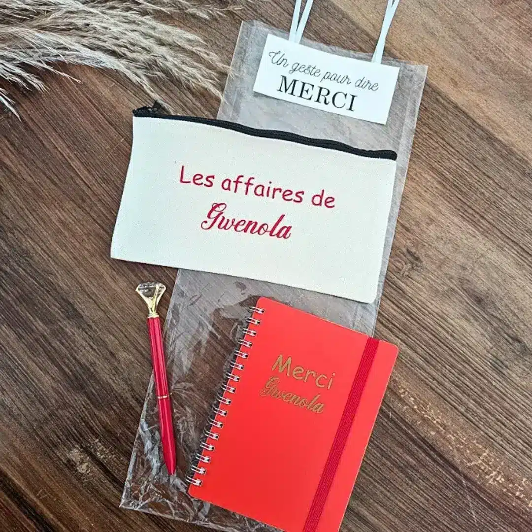 kit cadeau maîtresse contenant une trousse en coton un carnet et un stylo diamant couleur rouge avec personnalisation les affaires de gwenola