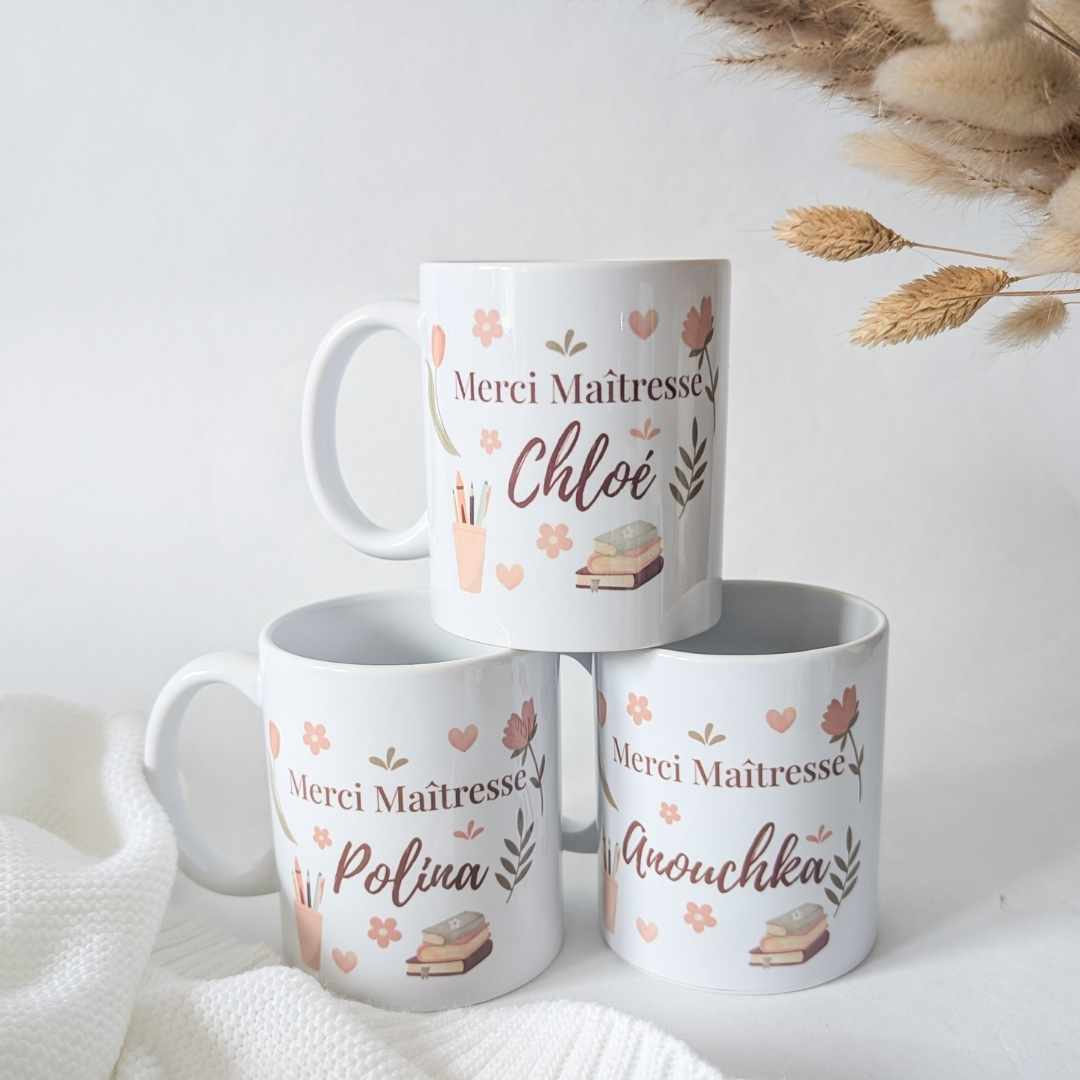 mug personnalisé merci maîtresse avec des fleurs et leurs prénoms