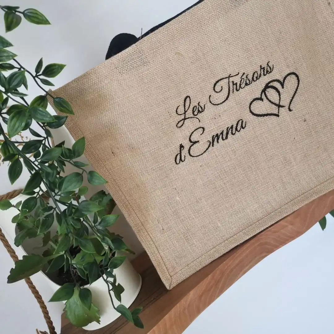 sac en toile de jute personnalisé avec broderie double cœur et inscription les trésor d'Emma en noir