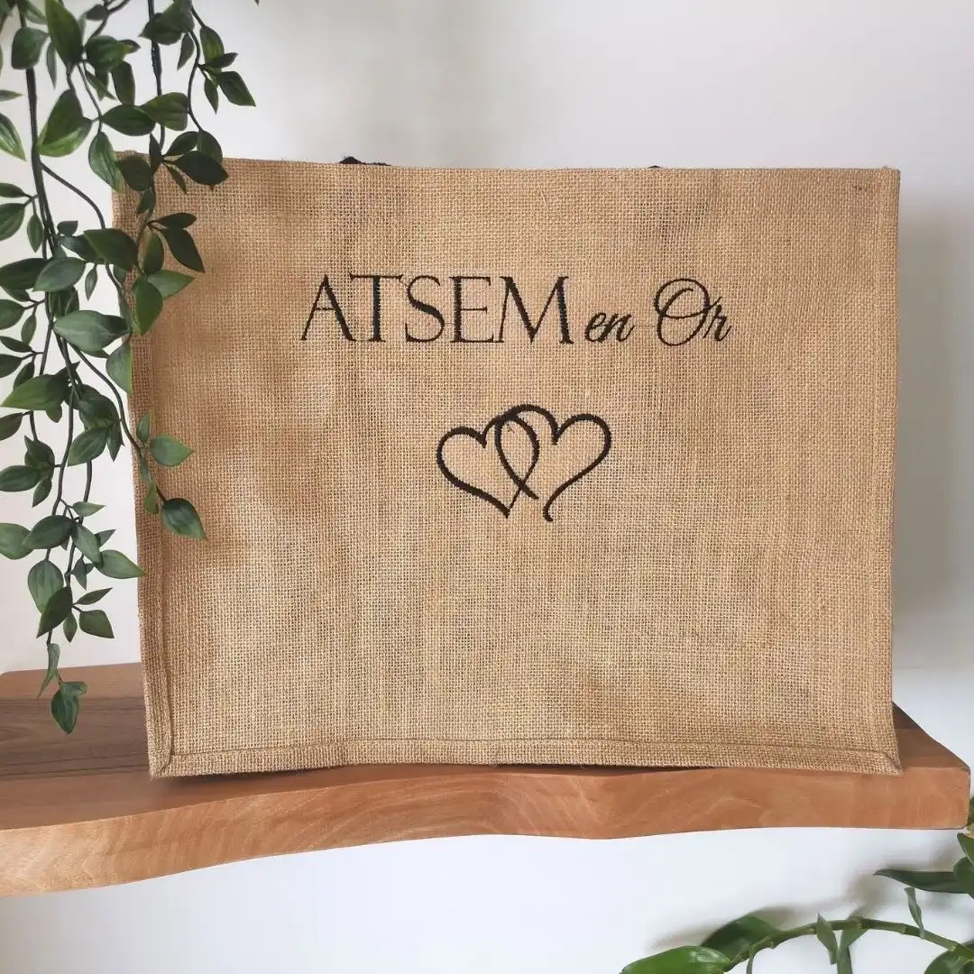 sac en toile de jute personnalisé avec broderie double cœur et inscription ATSEM en or en noir