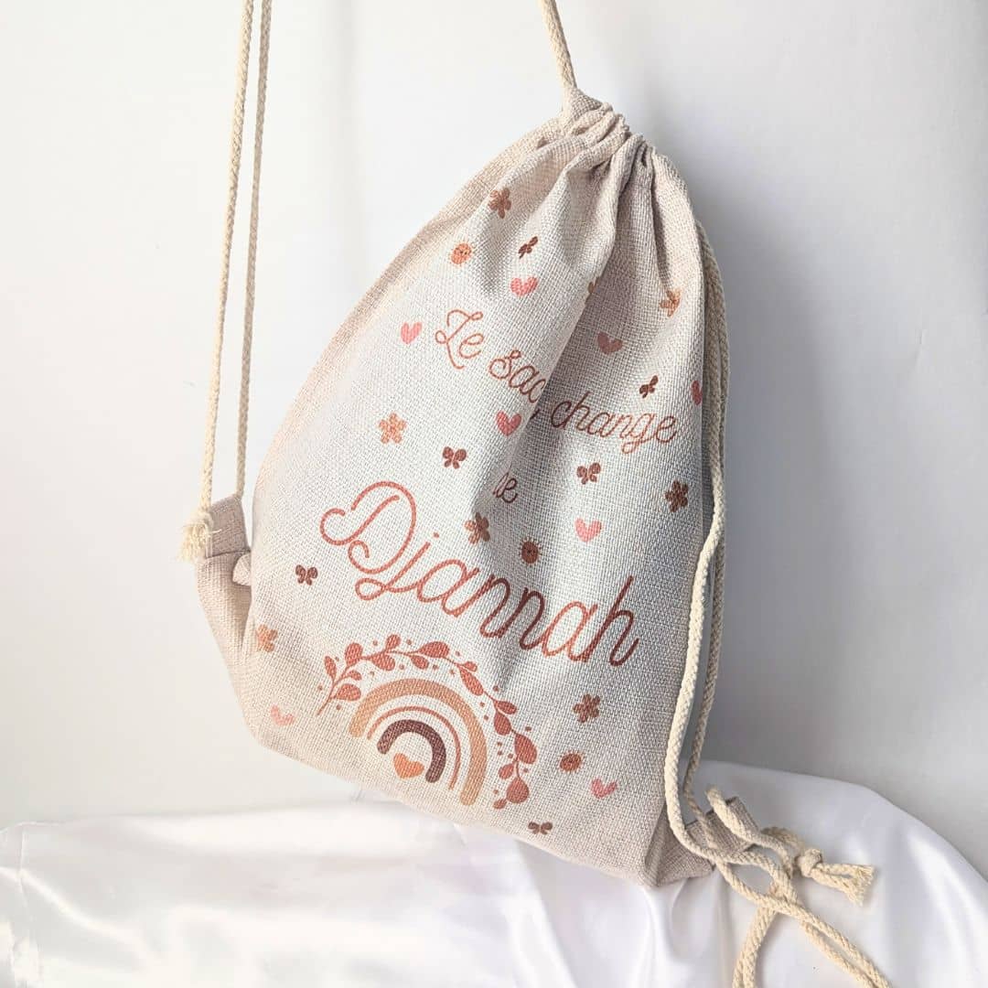 Sac tissu personnalisé pour rentrée scolaire de maternelle prénom motif arc en ciel en rose et beige