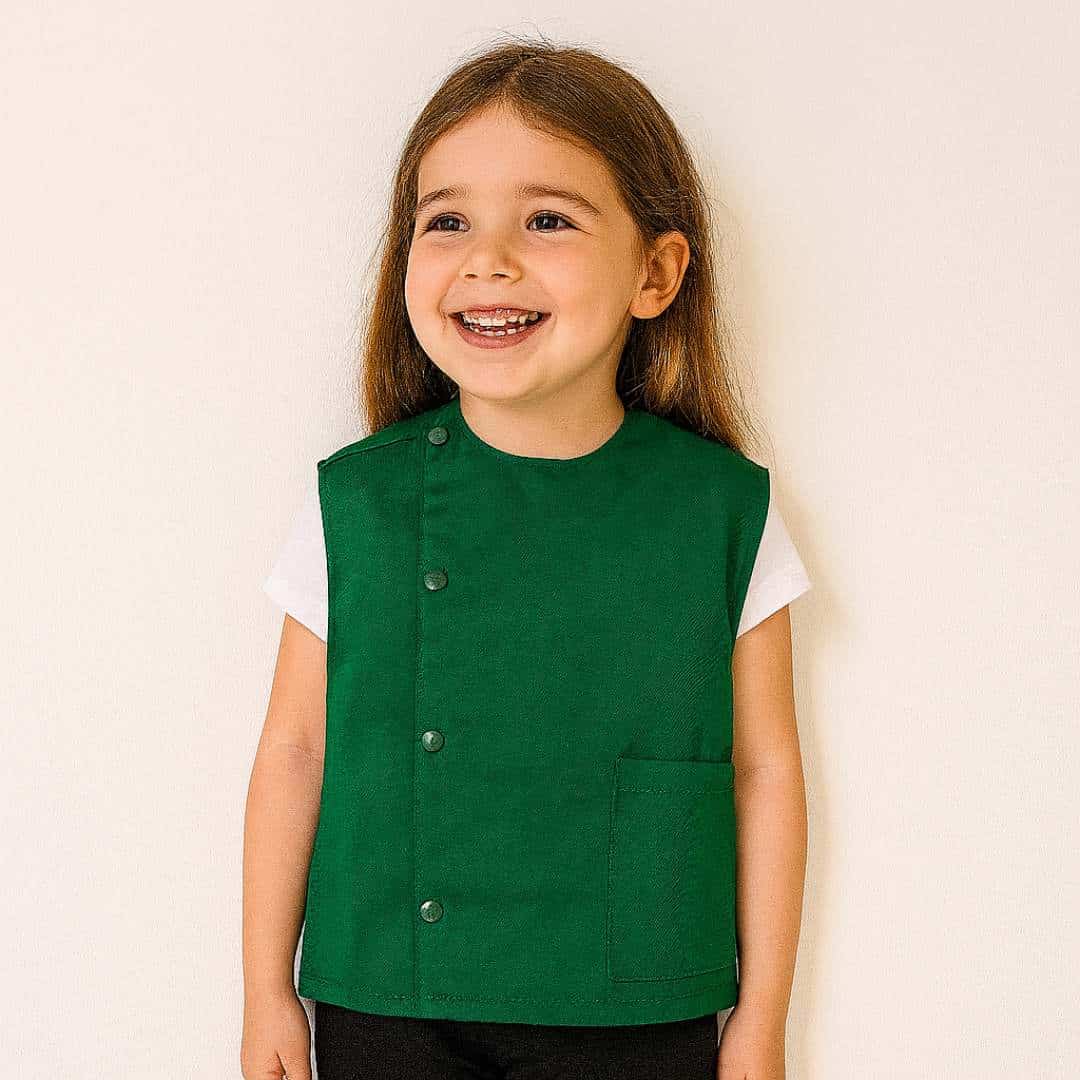 tABLIER VERT MATERNELLE (2) Petite fille portant un tablier en tissus manche courte vert pour la maternelle brodé de son prénom