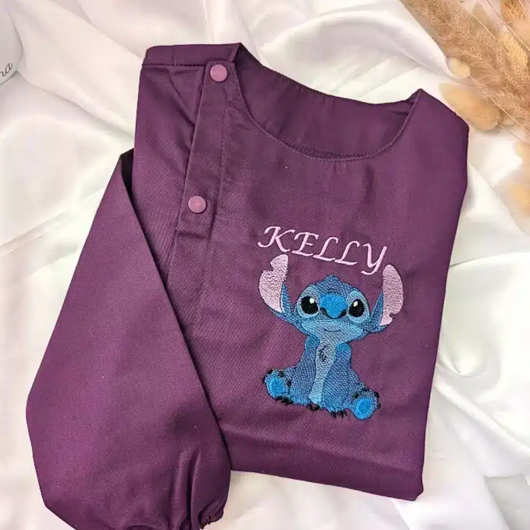 Tablier en tissus pour école maternelle couleur violet modèle manches longues avec élastique au poignet pour garçon et fille brodé du prénom
