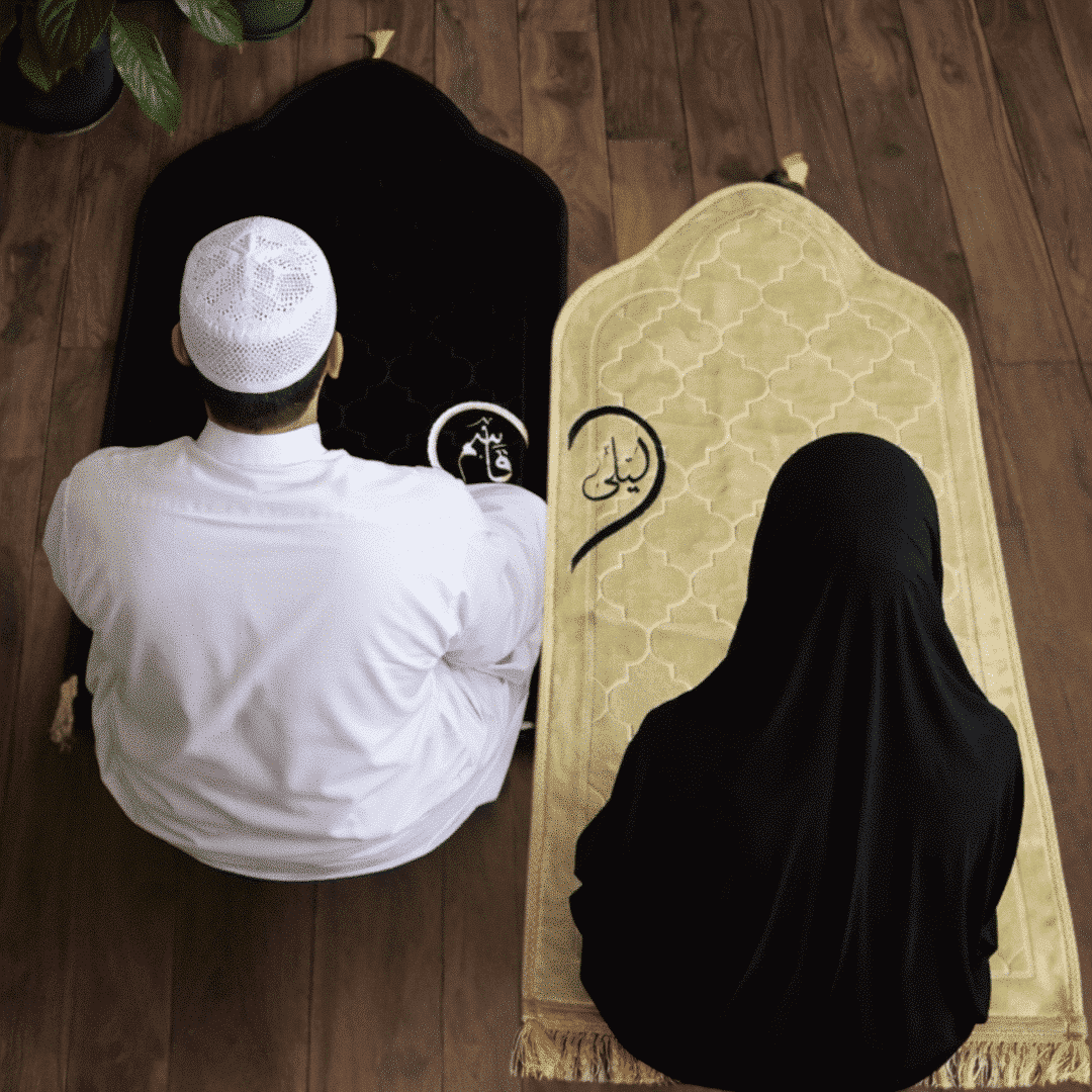 Duo de tapis de prière brodé de double coeur avec leur prénom, cadeau personnalisé parfait pour les couples