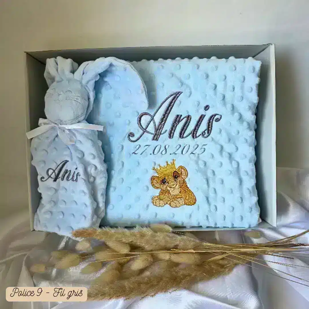 coffret naissance cadeau personnalisé pour bébé composé d'un plaid brodé et d'un doudu brodé d'un prénom