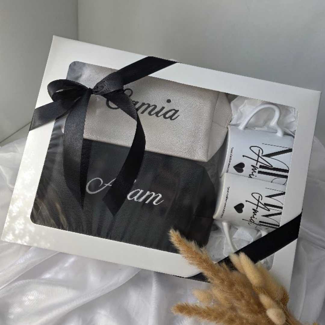 coffret cadeau personnalisé pour couple avec 2 mug 2 trousse de toilette et 2 protege passeport noir et blanc avec les prénom