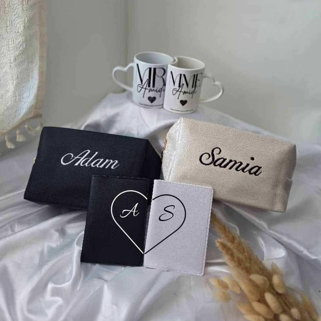 Coffret Couple Personnalisé – Cadeau Mariage & Fiançailles (2) coffret cadeau personnalisé pour couple avec 2 mug 2 trousse de toilette et 2 protege passeport noir et blanc avec les prénom