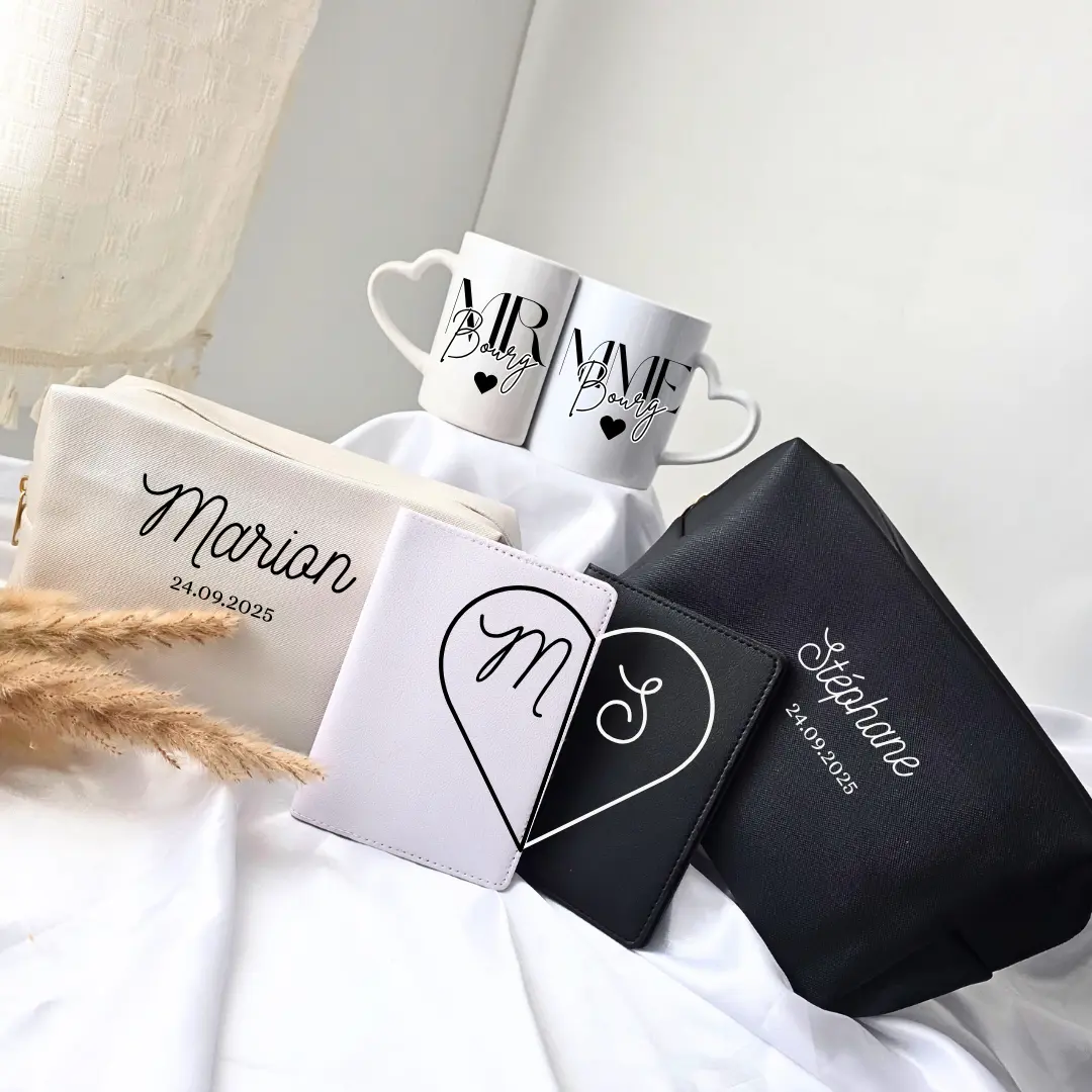 coffret cadeau personnalisé pour couple avec 2 mug 2 trousse de toilette et 2 protege passeport noir et blanc avec les prénom