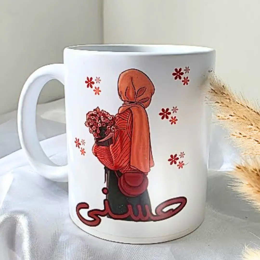 Craquez pour ce mug hijabi personnalisé avec prénom. Un mug élégant illustré d’une femme voilée (hijabi) avec le prénom de votre choix.