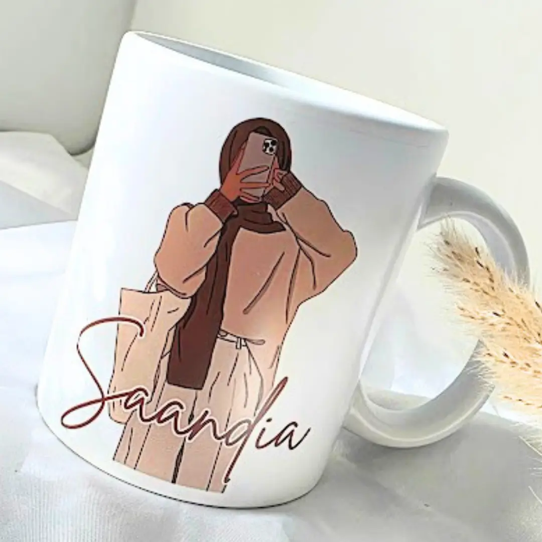 Le design représente une femme hijabi élégante, avec des couleurs douces et modernes. Le prénom personnalisé vient sublimer le design pour créer un mug unique.