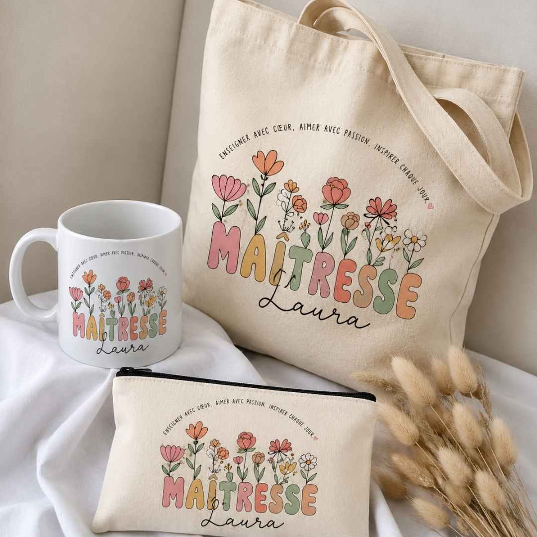 coffret cadeau maîtresse est composé d'un tote bag, d'une trousse et d'un mug le tout personnalisé avec le prénom de la maîtresse ou du maître