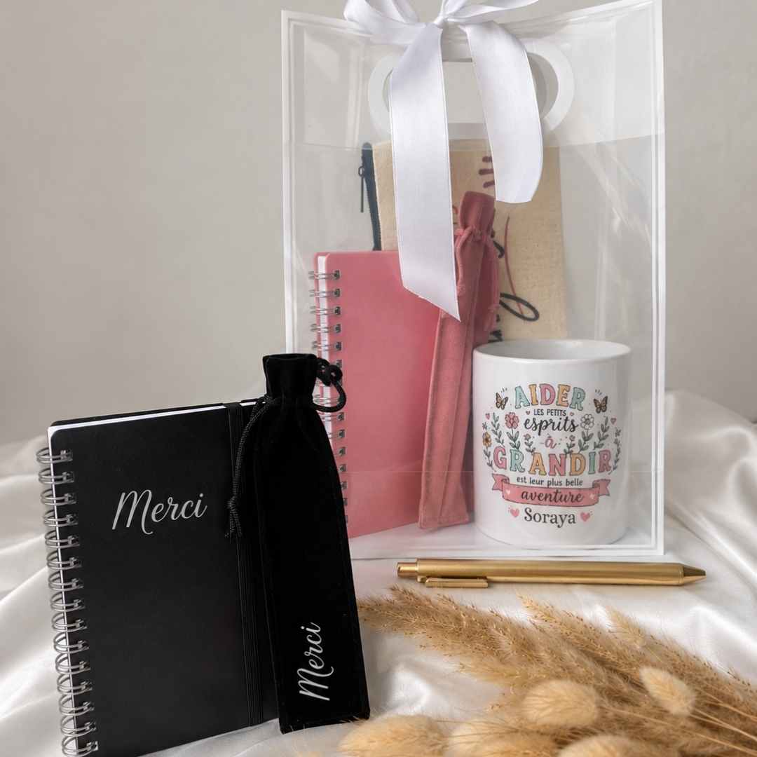 coffret quotidien maîtresse personnalisé pour les cadeau de fin d'année contenant pot à stylo personnalisé, trousse personnalisé, carnet et housse à stylo